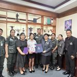 นายเฉลิมพล ก่อกิจเถกิงกูล รองอธิการบดีมหาวิทยาลัยการกีฬาแห่งชาติประจำวิทยาเขตชุมพร พร้อมด้วยรองคณบดี คณะศิลปศาสตร์ และนักศึกษาทุนพระราชทาน ต้อนรับคณะตรวจเยี่ยม จากโครงการส่วนพระองค์สมเด็จพระกนิษฐาธิราชเจ้า กรมสมเด็จพระเทพรัตนราชสุดา ฯ สยามบรมราชกุมารี และคณะครูโรงเรียนตำรวจตระเวนชานแดนบ้านควนสามัคคี