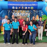 มหาวิทยาลัยการกีฬาแห่งชาติประจำวิทยาเขตชุมพร พร้อมคณาจารย์ และนักศึกษาสาขาการท่องเที่ยวเชิงกีฬาและนันทนาการ มหาวิทยาลัยการกีฬาแห่งชาติ วิทยาเขตชุมพร บริการเล่นเกมชิงรางวัลแก่ผู้มาเที่ยวงานกาชาด